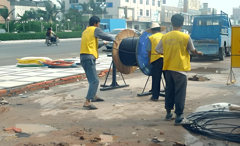 red FTTH aérea con cable ADSS